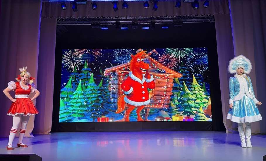 Моменты с новогодних представлений в Доме культуры железнодорожников