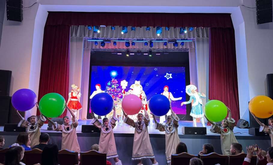 Моменты с новогодних представлений в Доме культуры железнодорожников