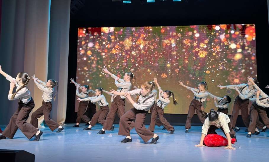 Моменты с новогодних представлений в Доме культуры железнодорожников