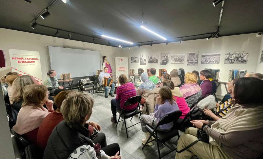 В ЦЕНТРЕ ЕЛЕЦКОЙ РОЯЛЬНОЙ ГАРМОНИКИ им. А. МАТЮХИНА  в течение всех новогодних выходных работает насыщенная экскурсионная программа