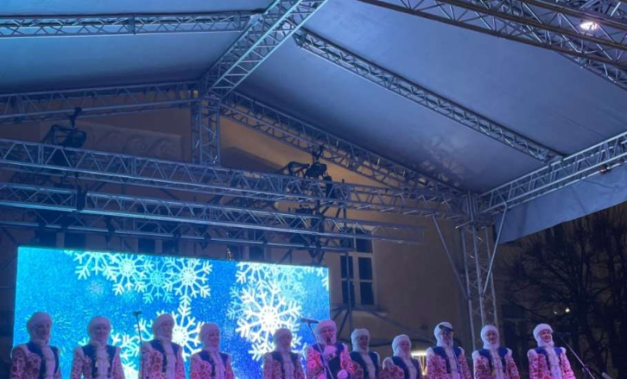 Поздравительная программа Усманского Муниципального округа состоялась вчера на площади Ленина