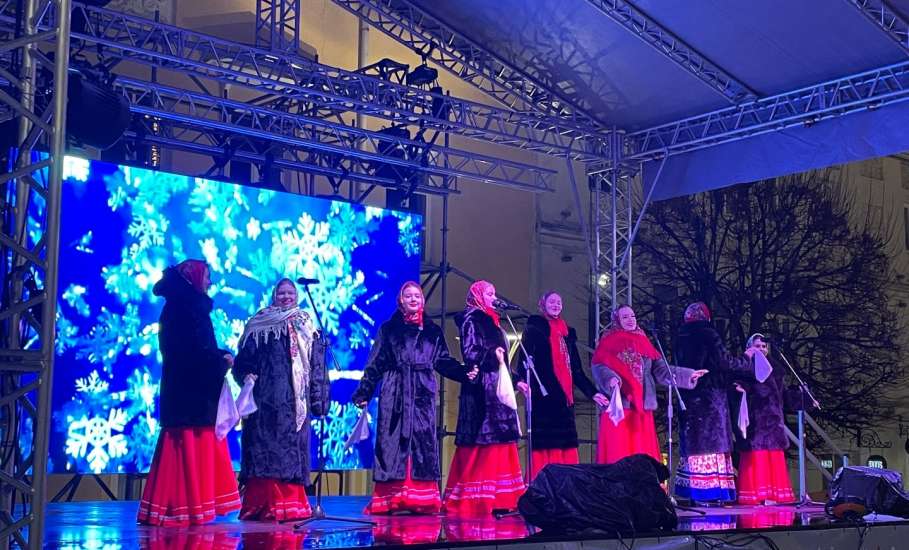 Поздравительная программа Усманского Муниципального округа состоялась вчера на площади Ленина