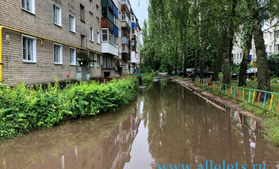 Жители дома 107 по улице Коммунаров не могут выйти из подъездов, так как проезд затопило!