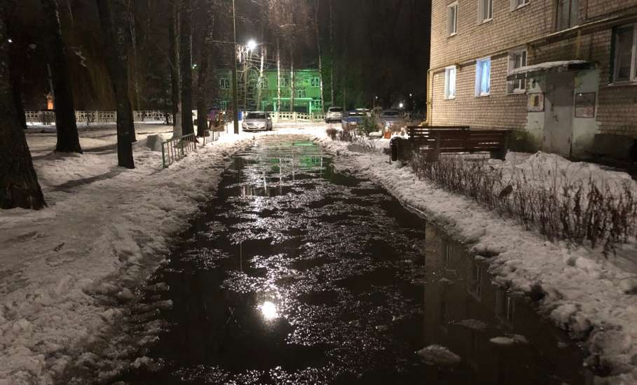 Жители дома 107 по улице Коммунаров не могут выйти из подъездов, так как проезд затопило!