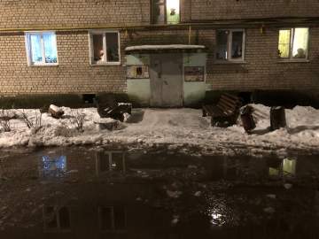 Жители дома 107 по улице Коммунаров не могут выйти из подъездов, так как проезд затопило!