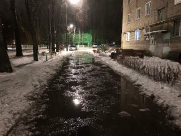 Жители дома 107 по улице Коммунаров не могут выйти из подъездов, так как проезд затопило!