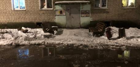 Жители дома 107 по улице Коммунаров не могут выйти из подъездов, так как проезд затопило!