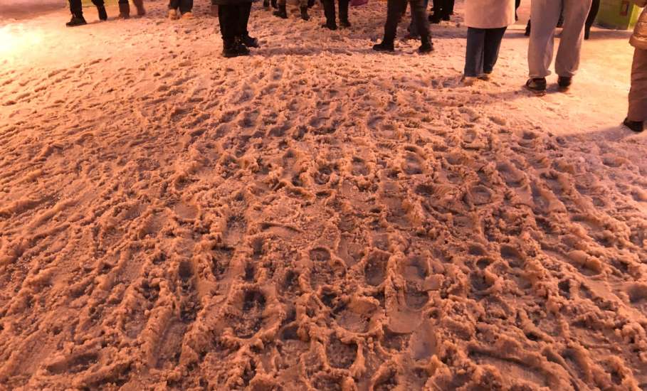 После нашей публикации в центре Ельца выглянула тротуарная плитка! Могут ведь чистить!