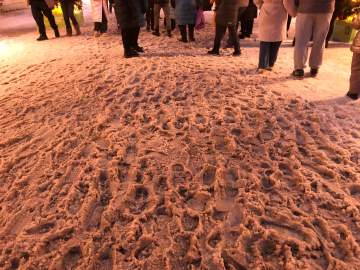 После нашей публикации в центре Ельца выглянула тротуарная плитка! Могут ведь чистить!