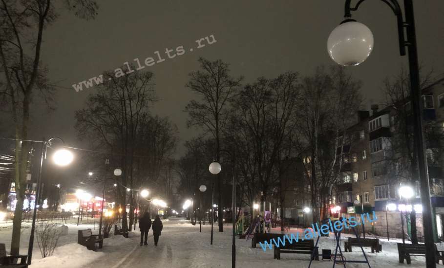 Больше половины фонарей не светят в сквере Харченко в Ельце долгое время!