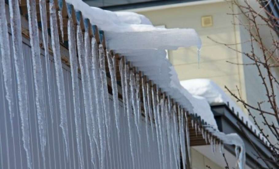 Внимание жителям города! Из-за погодных условий существует риск обрушения снега и сосулек с крыши зданий
