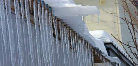 Внимание жителям города! Из-за погодных условий существует риск обрушения снега и сосулек с крыши зданий