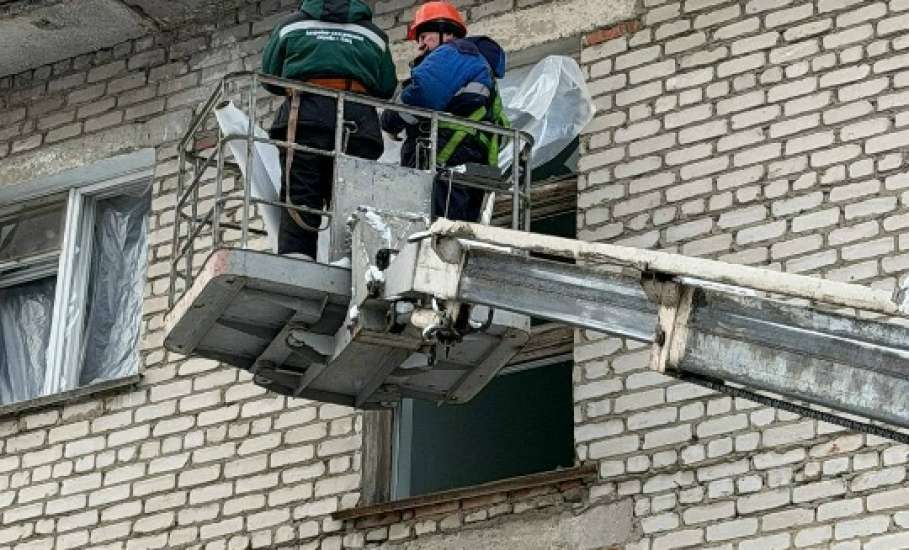 Сегодня ночью сотрудники аварийно-спасательной службы приступили к временному закрытию поврежденных остеклений в жилых домах после атаки БПЛА!