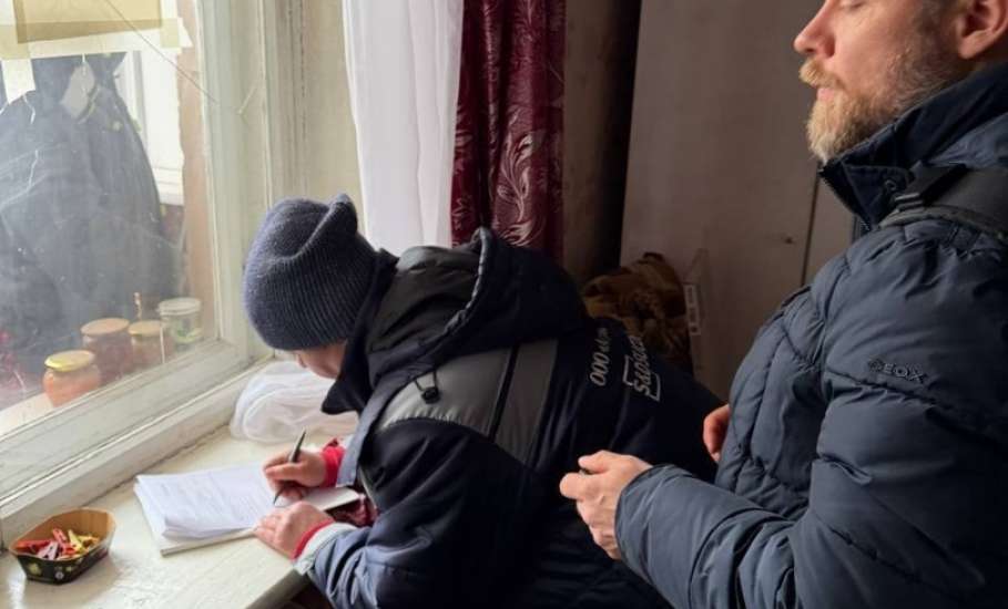 Сегодня ночью сотрудники аварийно-спасательной службы приступили к временному закрытию поврежденных остеклений в жилых домах после атаки БПЛА!