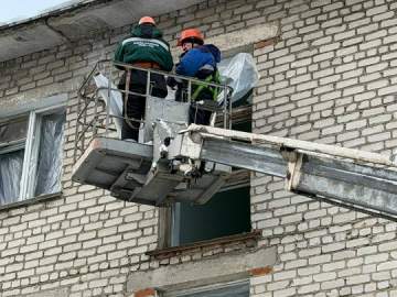 Сегодня ночью сотрудники аварийно-спасательной службы приступили к временному закрытию поврежденных остеклений в жилых домах после атаки БПЛА!