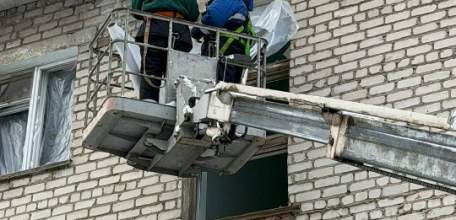 Сегодня ночью сотрудники аварийно-спасательной службы приступили к временному закрытию поврежденных остеклений в жилых домах после атаки БПЛА!