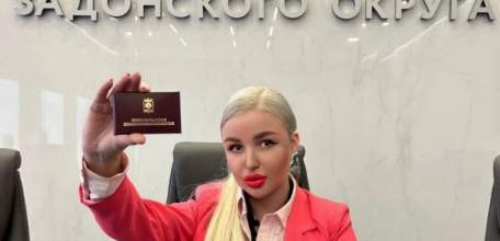 Представительницу ЛДПР из Липецкой области захейтили за хвастовство комитетской &laquo;корочкой&raquo; и эротическими фото!