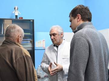 Вячеслав Жабин: &laquo;Сегодня в больнице навестил пострадавшего жителя от ночной атаки беспилотников, а также заехал на адреса, где зафиксированы падения обломков БПЛА&raquo;