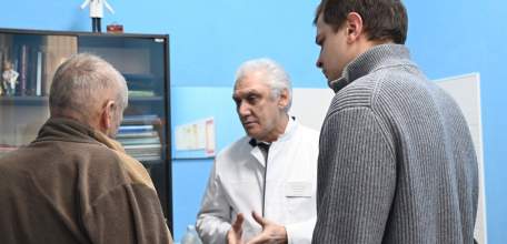 Вячеслав Жабин: &laquo;Сегодня в больнице навестил пострадавшего жителя от ночной атаки беспилотников, а также заехал на адреса, где зафиксированы падения обломков БПЛА&raquo;