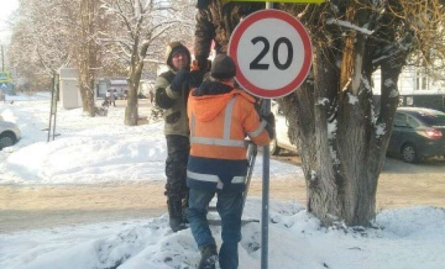 В Ельце очистили дорожные знаки от снега