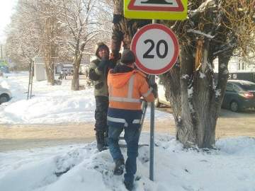 В Ельце очистили дорожные знаки от снега