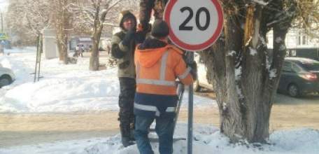 В Ельце очистили дорожные знаки от снега