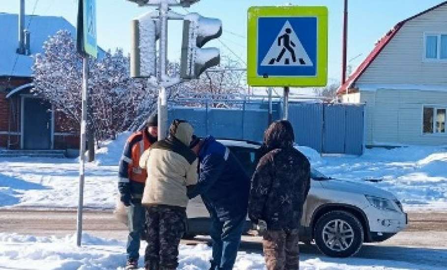 В городе Ельце продолжается уборка в зимнее время года