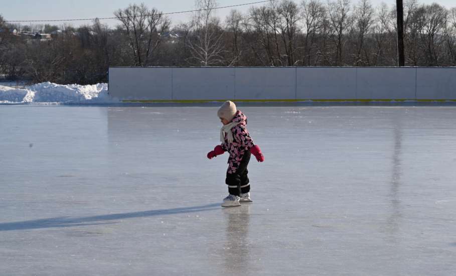 В Елецком округе уже заработали катки для взрослых и детей в 9 населенных пунктах