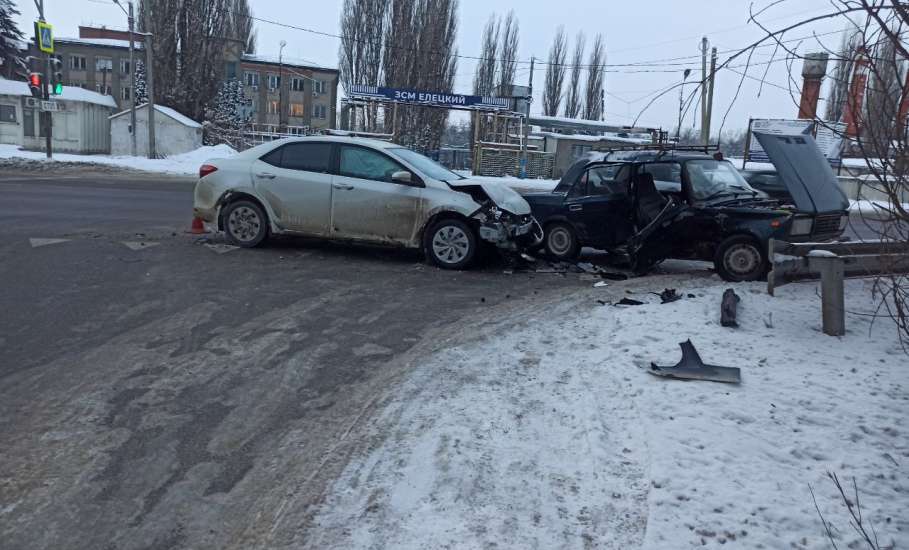 Елецкие автоинспекторы устанавливают обстоятельства ДТП, в котором пострадала пассажирка иномарки!