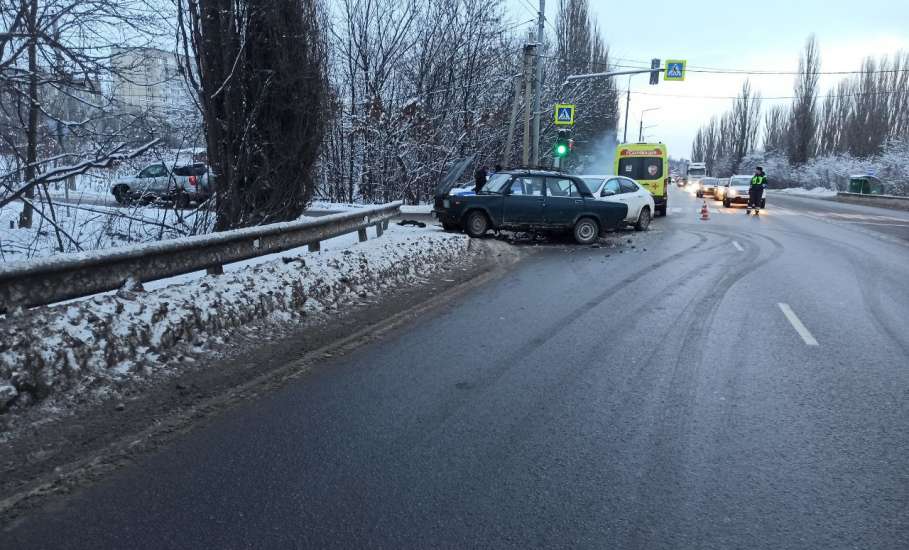 Елецкие автоинспекторы устанавливают обстоятельства ДТП, в котором пострадала пассажирка иномарки!