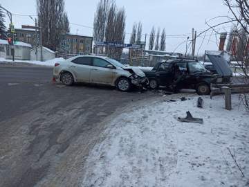 Елецкие автоинспекторы устанавливают обстоятельства ДТП, в котором пострадала пассажирка иномарки!