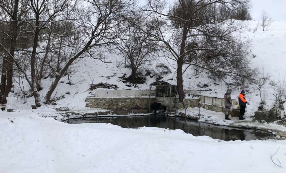 В праздник Крещения Господня многие ельчане побывали на роднике Гремучий