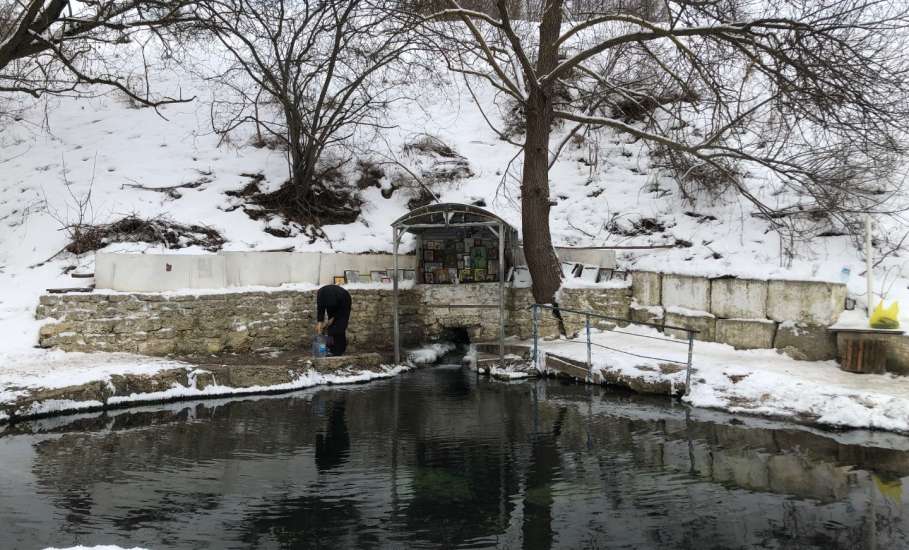 В праздник Крещения Господня многие ельчане побывали на роднике Гремучий