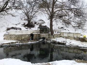 В праздник Крещения Господня многие ельчане побывали на роднике Гремучий