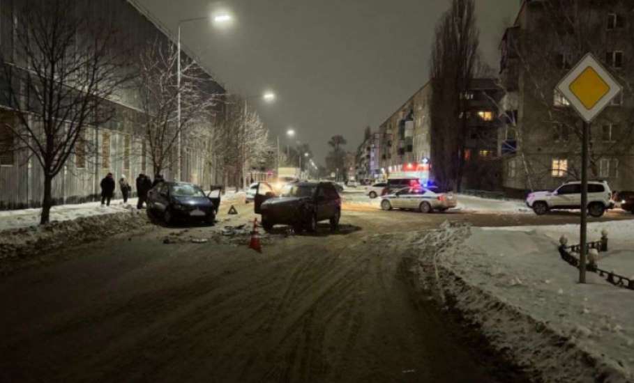 В Ельце в столкновении иномарок пострадал один из водителей!