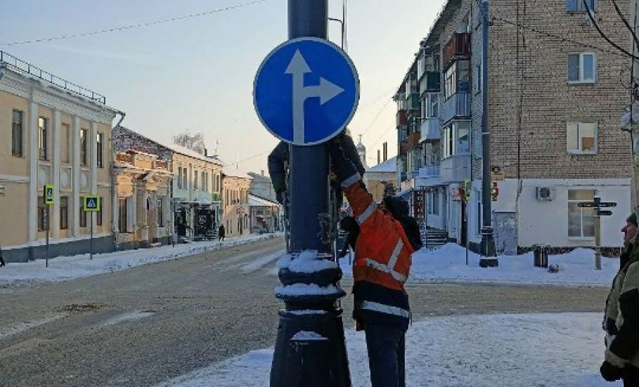Сотрудники МУП &laquo;Елец-Сервис&raquo; продолжают работы по благоустройству города