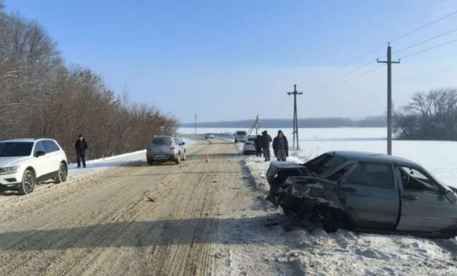 В Елецком районе в столкновении с &laquo;Газелью&raquo; пострадала пассажирка &laquo;Богдана&raquo;!