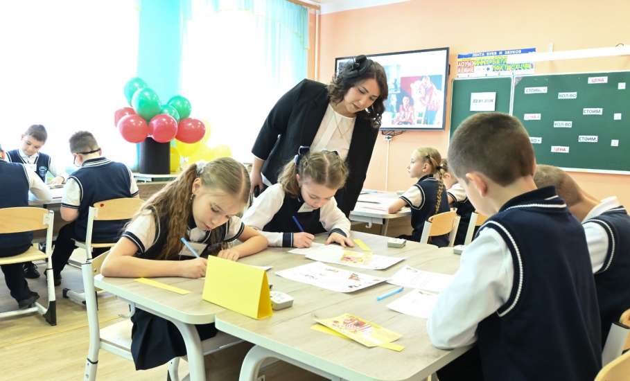 Сегодня для участников конкурса "Учитель года города Ельца - 2026" продолжилось испытание "Урок"