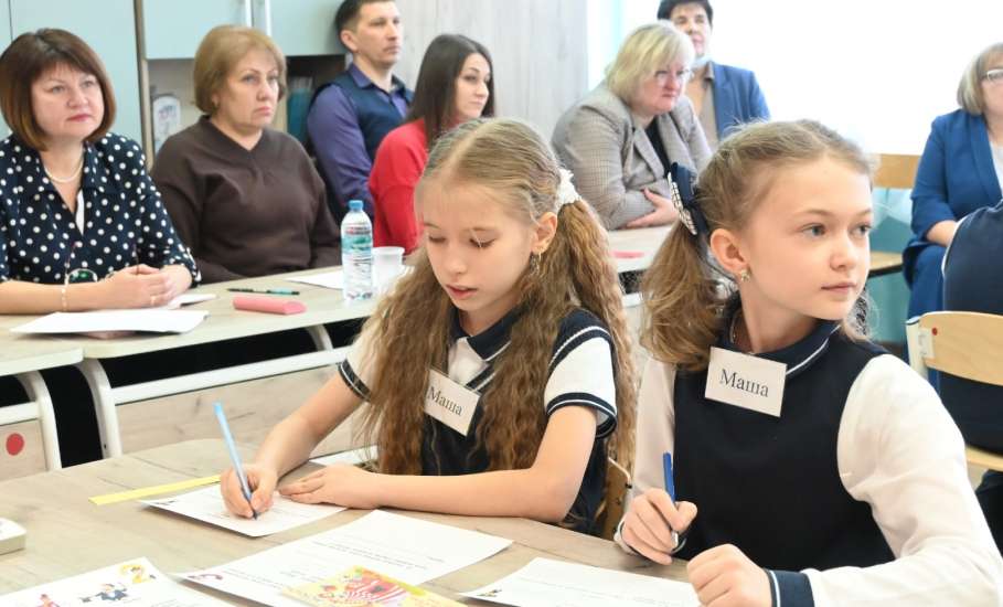 Сегодня для участников конкурса "Учитель года города Ельца - 2026" продолжилось испытание "Урок"