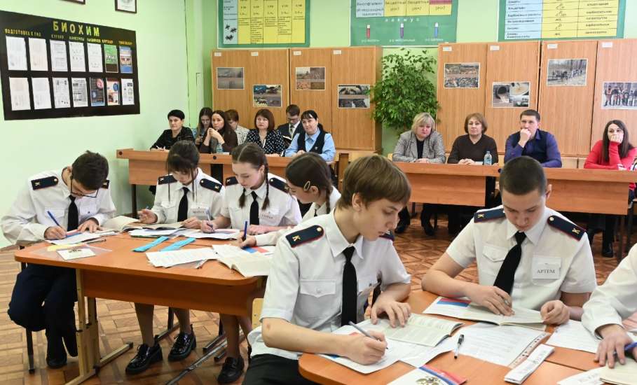 Сегодня для участников конкурса "Учитель года города Ельца - 2026" продолжилось испытание "Урок"