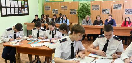 Сегодня для участников конкурса "Учитель года города Ельца - 2026" продолжилось испытание "Урок"