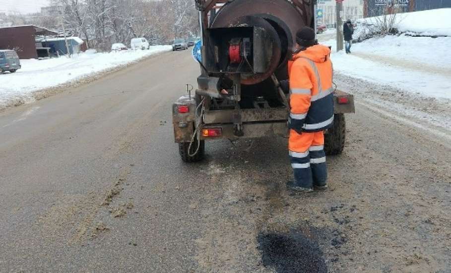В Ельце продолжается ямочный ремонт дорог