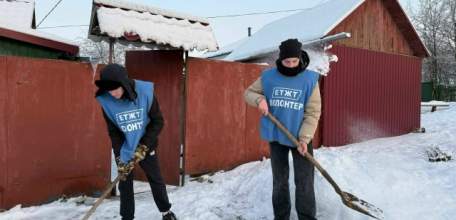 Добровольцы из елецких ссузов и вузов всегда готовы прийти на помощь нуждающимся, в том числе в уборке снега