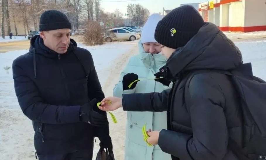 Учащиеся гимназии №97 раздавали прохожим &laquo;ленточки Ленинградской победы&raquo; в Ельце