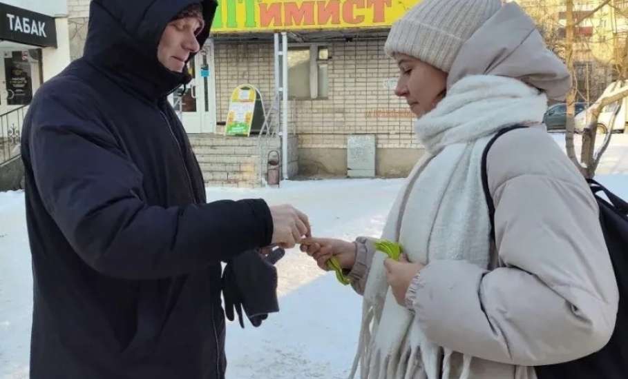 Учащиеся гимназии №97 раздавали прохожим &laquo;ленточки Ленинградской победы&raquo; в Ельце