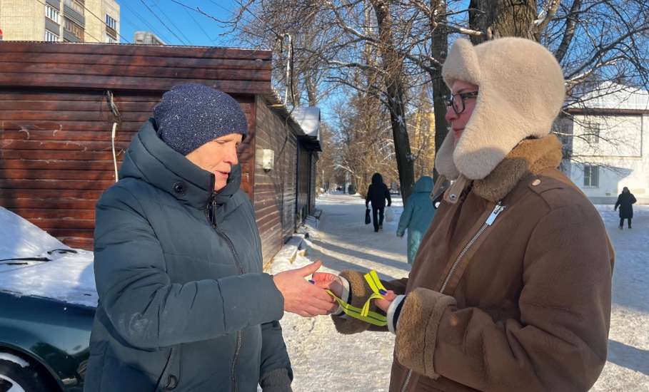 Учащиеся гимназии №97 раздавали прохожим &laquo;ленточки Ленинградской победы&raquo; в Ельце