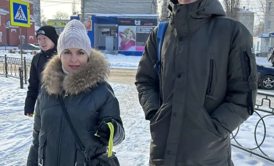 Учащиеся гимназии №97 раздавали прохожим &laquo;ленточки Ленинградской победы&raquo; в Ельце