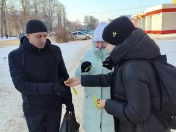 Учащиеся гимназии №97 раздавали прохожим &laquo;ленточки Ленинградской победы&raquo; в Ельце