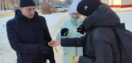 Учащиеся гимназии №97 раздавали прохожим &laquo;ленточки Ленинградской победы&raquo; в Ельце