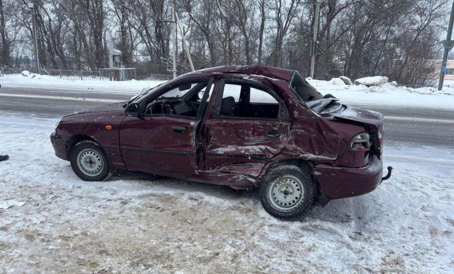 В Елецком районе в ДТП со световой опорой госпитализировали пассажирку  &laquo;Киа&raquo;, а в Хлевенском районе при ДТП с грузовиком погиб водитель иномарки!